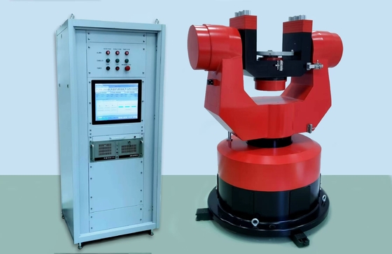 A plataforma giratória de três eixos com câmara de temperatura suporta testes a temperatura total e gera excitações de movimento em três direções para testes de giroscópios e acelerômetros.